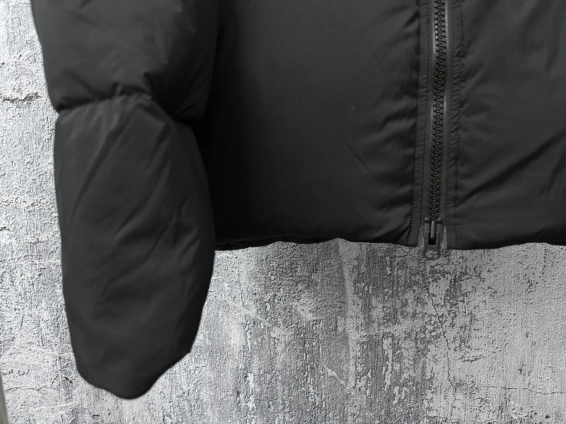 P840 【Canada gooes】Large Goose Sleeve Stand Collar Down Jacket Lawrence down jacket provides basic protection for daily adventures. Delicately soft fabric, this is a water-repellent fabric that is soft to the touch yet durable. Filled with extremely fluffy white duck down. This piece has a quilted body and structured down. Padded collar and reflective double-stripe grip tape. Extended hem and tucked-in inner rib-knit cuffs. Size: XS-2XL